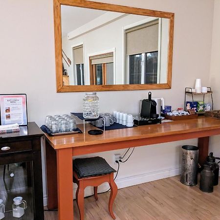 Courthouse Inn レベルストーク エクステリア 写真