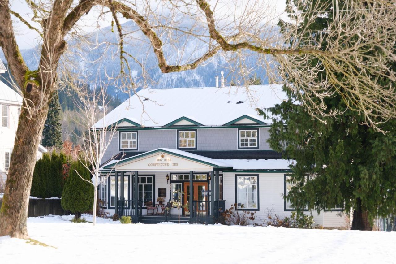 Courthouse Inn レベルストーク エクステリア 写真