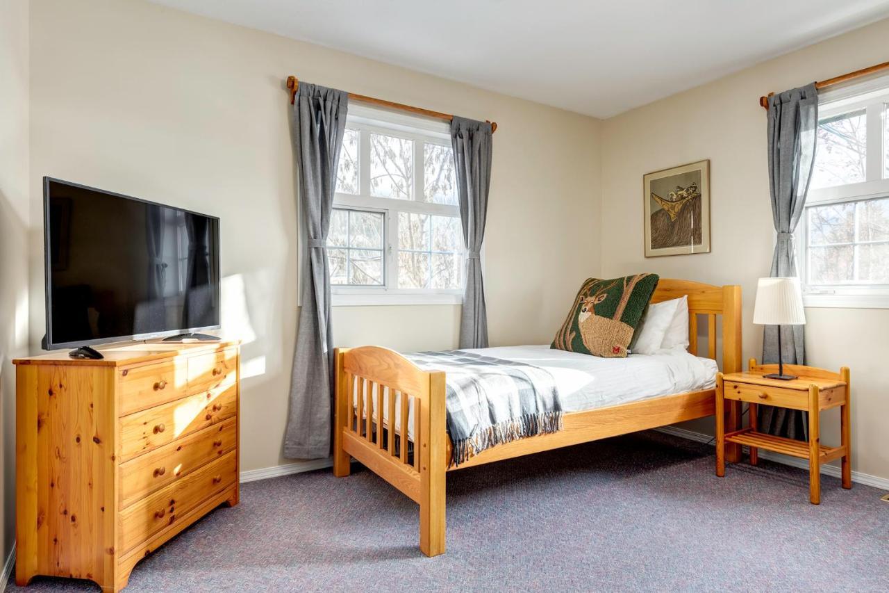 Courthouse Inn レベルストーク エクステリア 写真