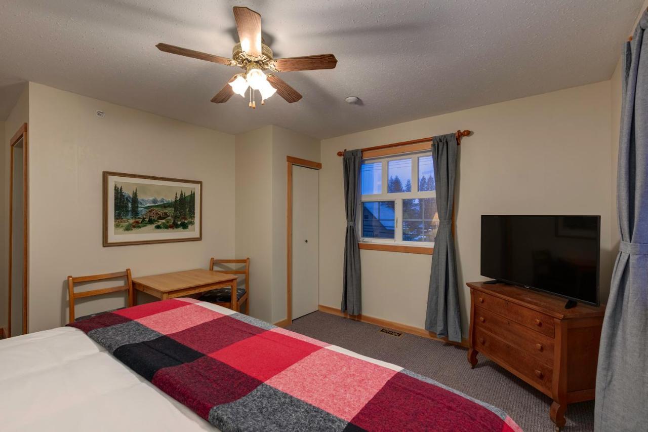 Courthouse Inn レベルストーク エクステリア 写真