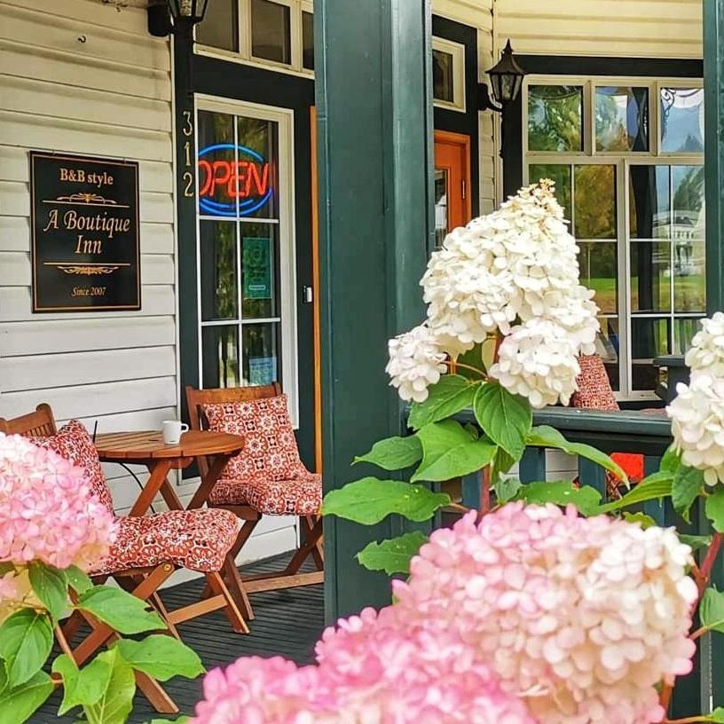 Courthouse Inn レベルストーク エクステリア 写真