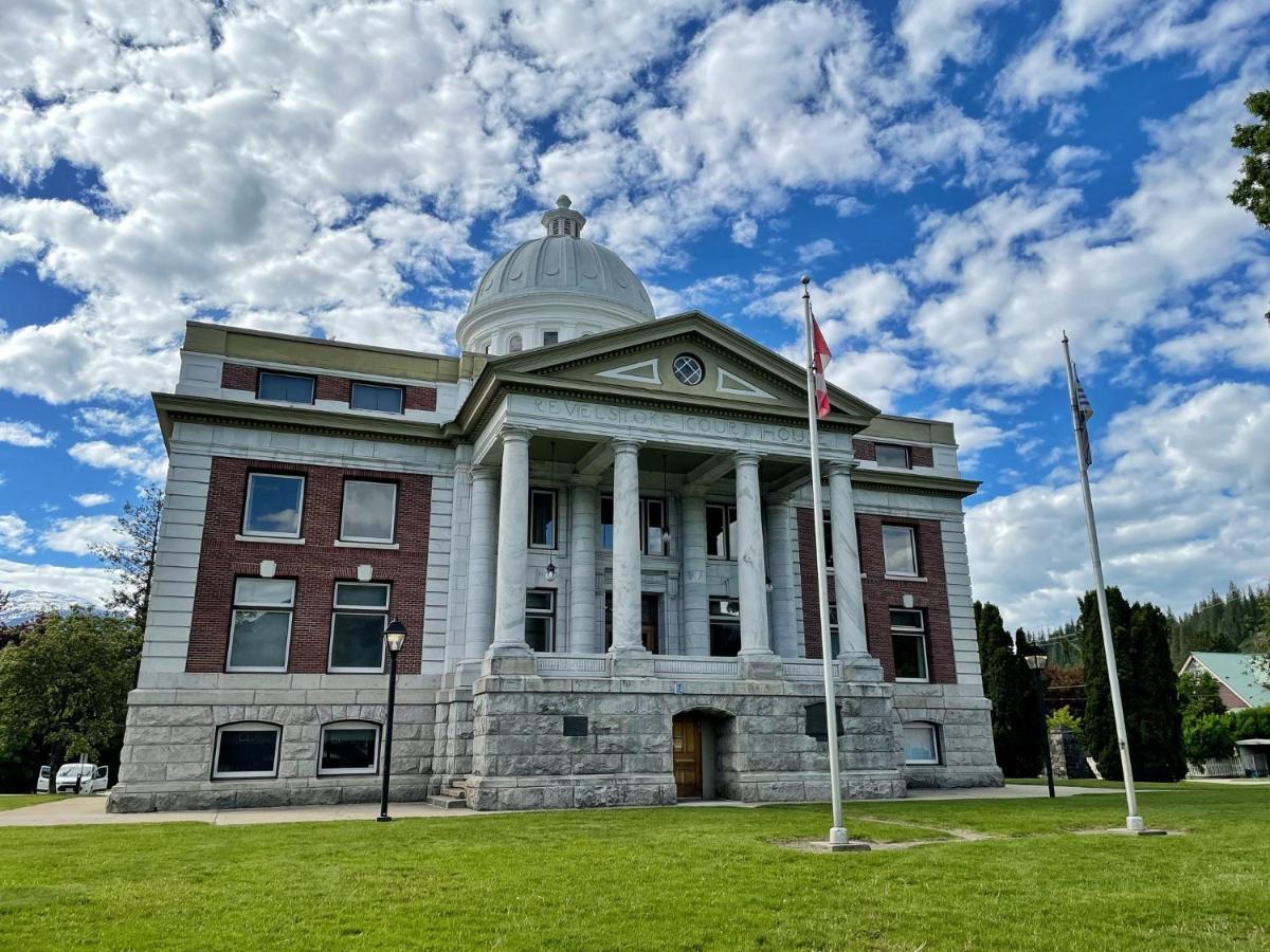 Courthouse Inn レベルストーク エクステリア 写真