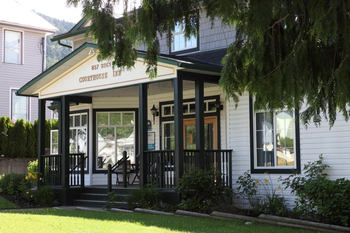 Courthouse Inn レベルストーク エクステリア 写真